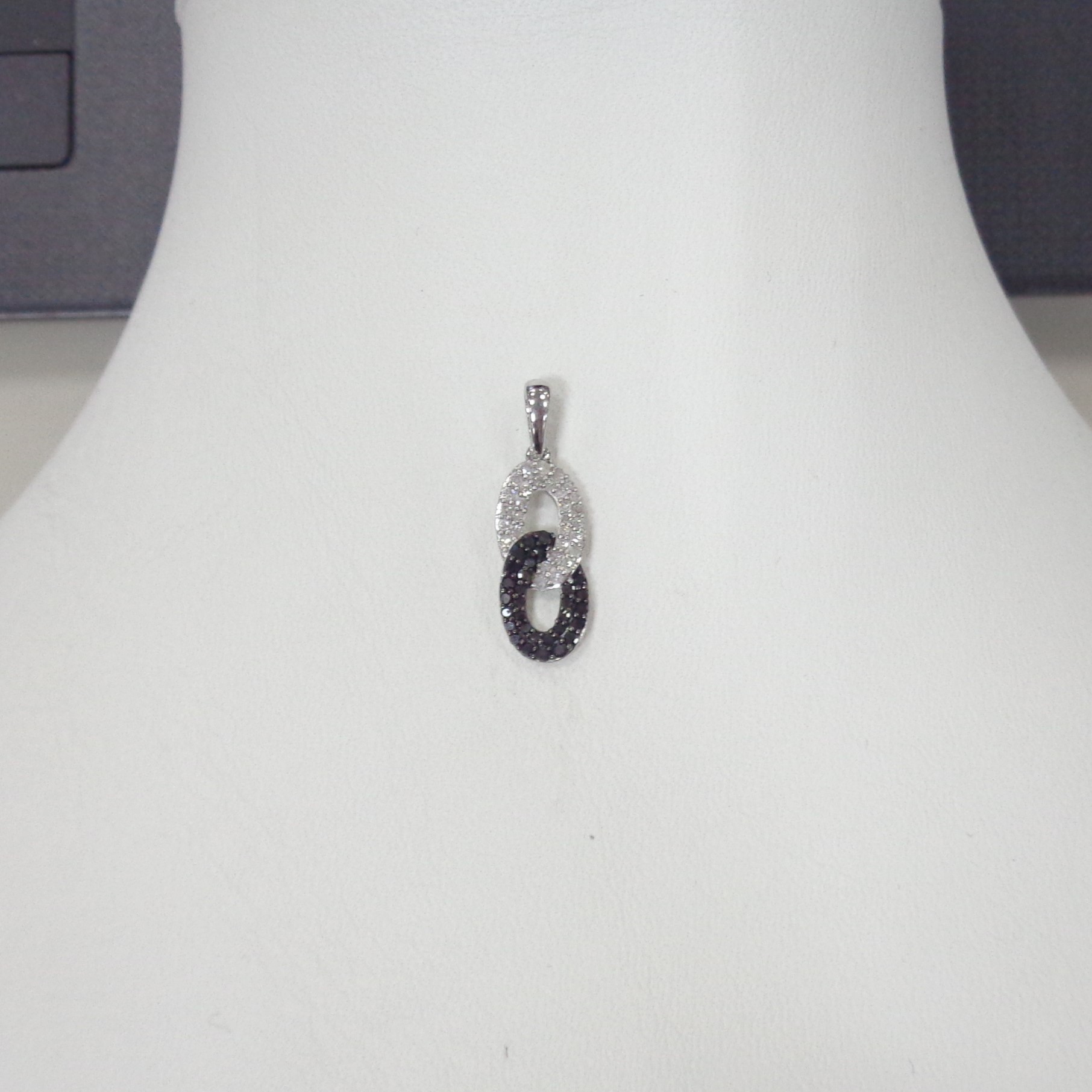 Серебряная подвеска с бриллиантами